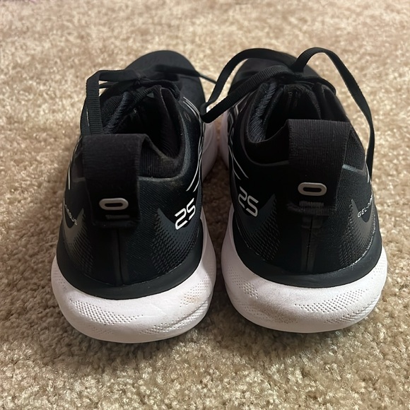 asics GEL-NIMBUS 25; size 9